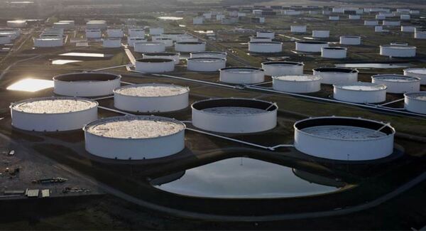 Se reducen las reservas comerciales de petróleo en EE.UU