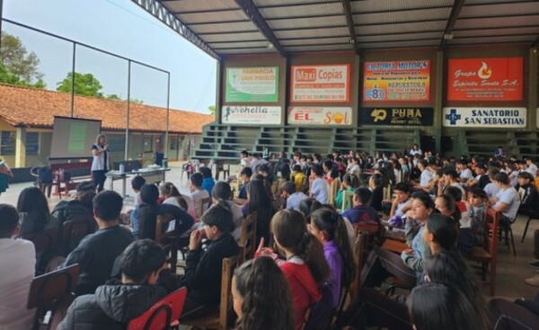 Estudiantes reciben charla sobre los riesgos del vapeo