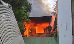 Incendio consume vivienda