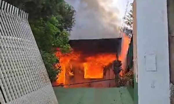 Incendio consume vivienda