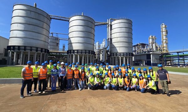 Estudiantes de Economía de la UNE realizan visita a planta industrial de INPASA