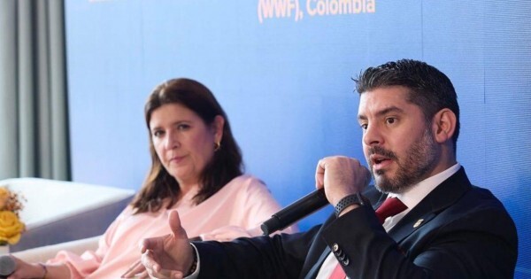 Santi le da una mano a Nenecho con las obras de Artigas tras el apriete de la Junta