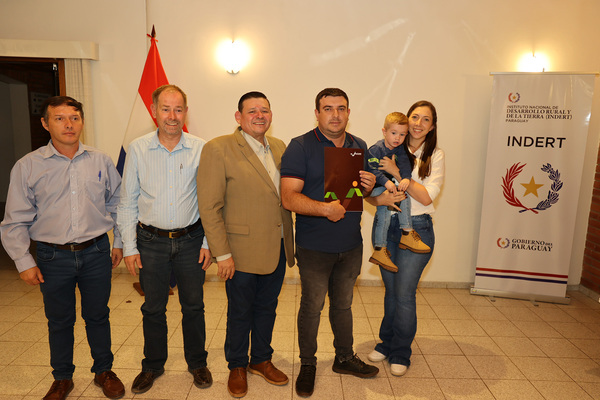 INDERT entregó el primer título en el Chaco como parte de la campaña de titulación masiva