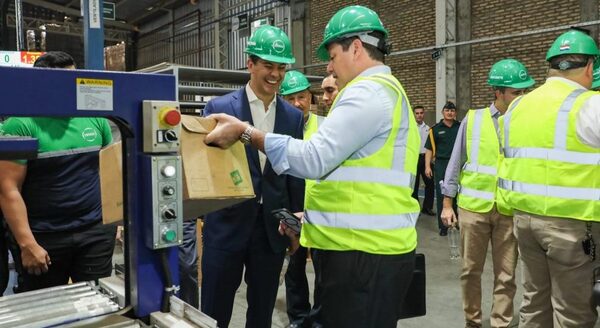 Autoridades visitan empresa dedicada a la fabricación de cajas de cartón corrugado en Central