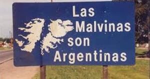 La Nación / En Argentina buscan para despedir a funcionario que escribió “Falklands” en un documento oficial