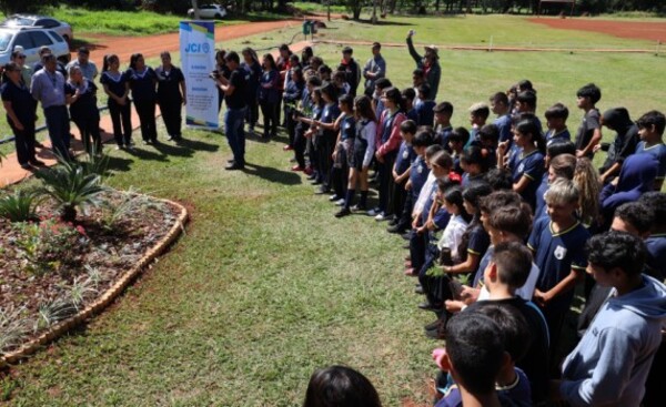 Plantan 200 árboles nativos en plaza de Hernandarias