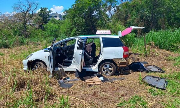 Recuperan taxi paraguayo robado con celulares de contrabando en Foz de Iguazú