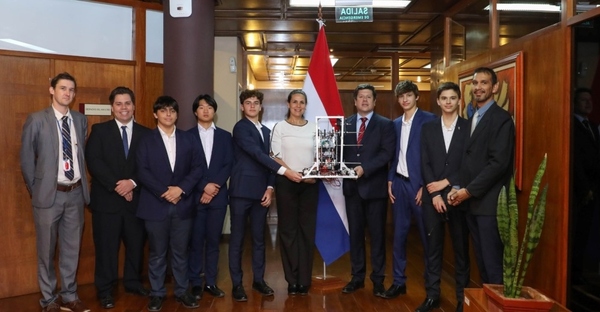 Jóvenes ganadores del concurso nacional de robótica visitaron el MIC