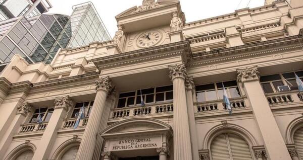 Banco central de Argentina reduce su tasa de referencia a 80%