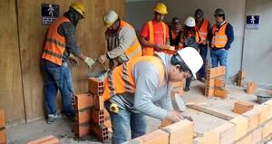 Evalúan competencias para albañiles del Edificio Davanti