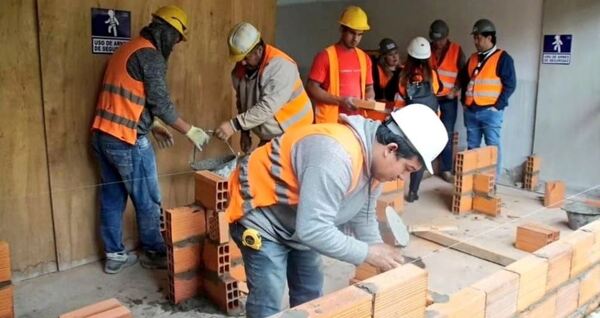 Evalúan competencias para albañiles del Edificio Davanti