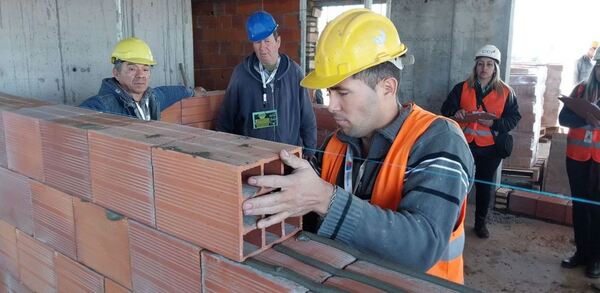 SINAFOCAL inició proceso de evaluación y certificación de 100 albañiles empíricos de Asunción y Central