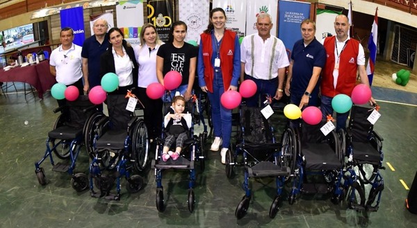 Pobladores vulnerables de Alto Paraná recibieron sillas de ruedas adquiridas por ITAIPU