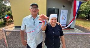 Familias de varios distritos de Caaguazú recibieron llave en mano de sus viviendas