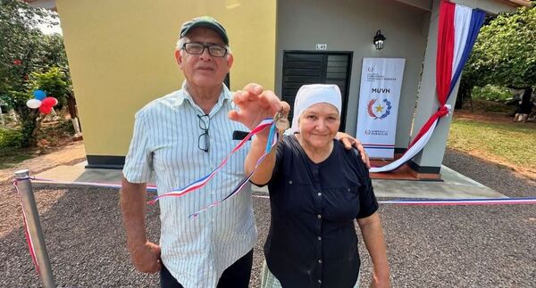 Familias de varios distritos de Caaguazú recibieron llave en mano de sus viviendas