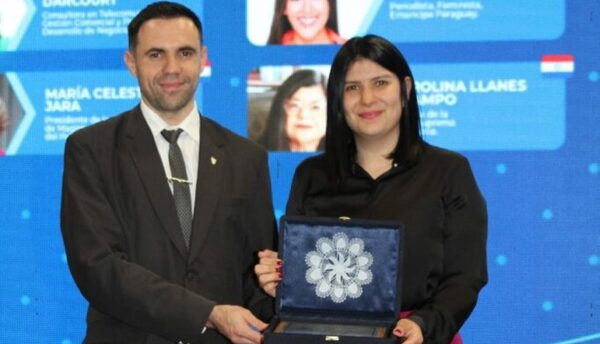 La viceministra Alejandra Duarte Albospino recibe reconocimiento en evento de CERTAL