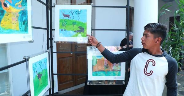 Jóvenes indígenas exponen pinturas sobre la naturaleza, con apoyo de ITAIPU