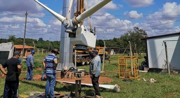 Investigadores de la FIUNA instalaron aerogenerador que podría abastecer de electricidad a comunidades aisladas