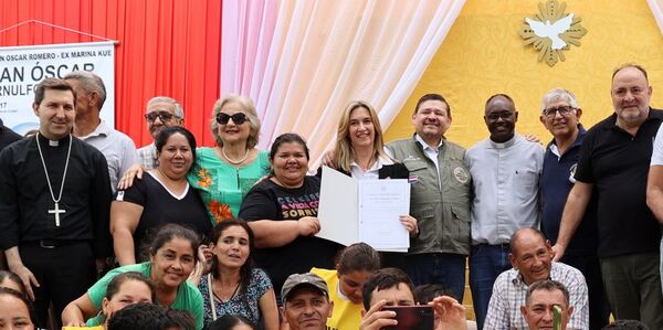 Histórico acto en Marina Cué: Tras 12 años el Gobierno soluciona emblemático caso de acceso a la tierra