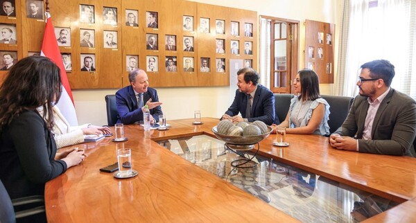 Proponen colaboración entre el MEF y la Universidad Americana para fortalecer la formación de profesionales