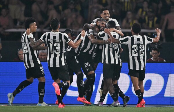 Versus / Tras el caos, Botafogo da calma a Rio al pulverizar a Peñarol en Libertadores