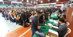 EBY recepciona documentos para renovación de becas