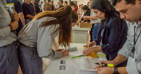 Yacyretá entregó becas “Gobierno del Paraguay” en Misiones y Ñeembucú