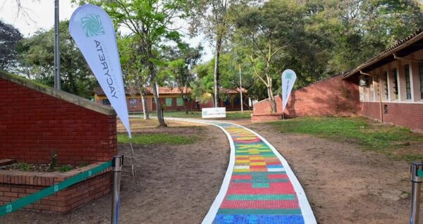 Inauguran en Ayolas caminero construido con 122.000 tapitas plásticas