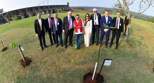 Directores de ITAIPU cultivaron lapachos en el Bosque de los Ilustres de la represa