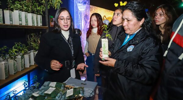 Binacionales contribuyen a la reforestación del país con la entrega de plantines en el Stand de la Expo