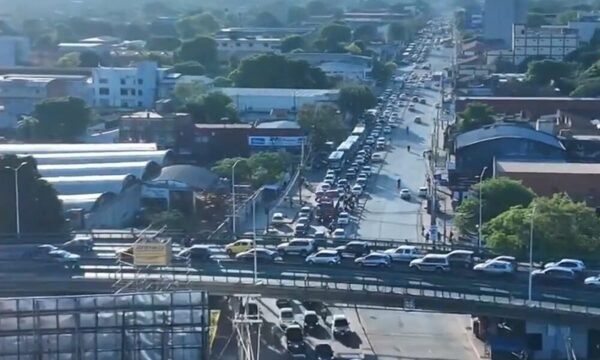 Insoportable caos vehicular sobre la avenida Eusebio Ayala durante cierre parcial