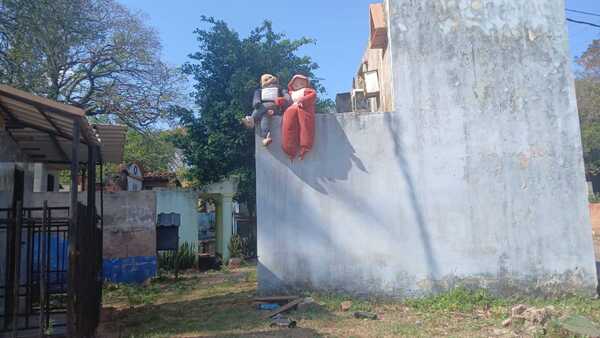 Raros muñecos en el cementerio asustaron al rollo