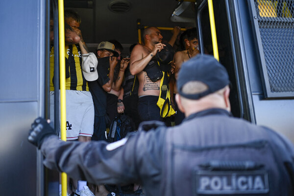 Versus / Más de 250 hinchas de Peñarol detenidos en Brasil antes de semifinal de Libertadores