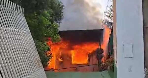 Diario HOY | Incendio consume gran parte de una vivienda en Ciudad del Este