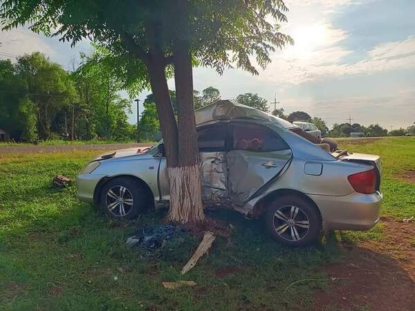Grave accidente de tránsito en Ruta PY07: un automóvil choca contra un árbol