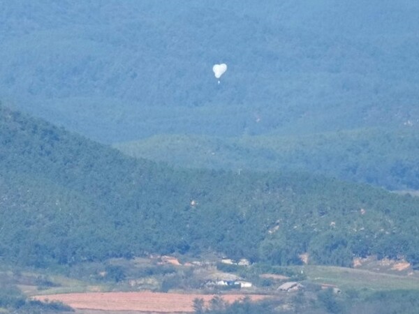 Pyongyang volvió a lanzar globos con basura y caen en complejo Presidencial surcoreano - 1000 Noticias