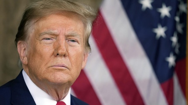 Trump va a juicio por presunta coima a actriz porno - 1000 Noticias