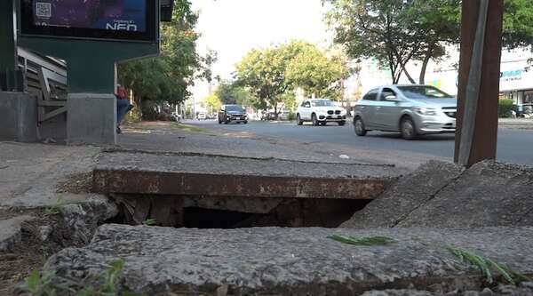Ciudad peligrosa: Veredas son “trampas mortales”, en pleno eje corporativo - Nacionales - ABC Color