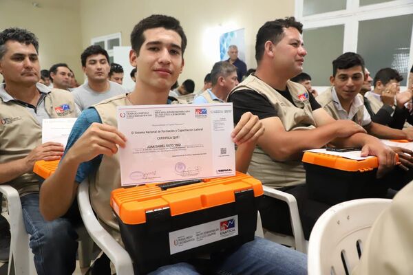 Más de 100 personas reciben certificados de competencia y capacitación laboral en San Bernardino - .::Agencia IP::.