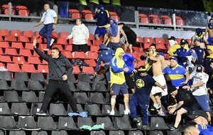 (VIDEO) Presidente de Boca atajó a barras bravas y evitó una tragedia