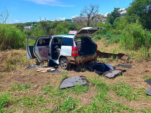 Localizan taxi paraguayo robado: fue abandonado con contrabando en Foz de Iguazú - ABC en el Este - ABC Color