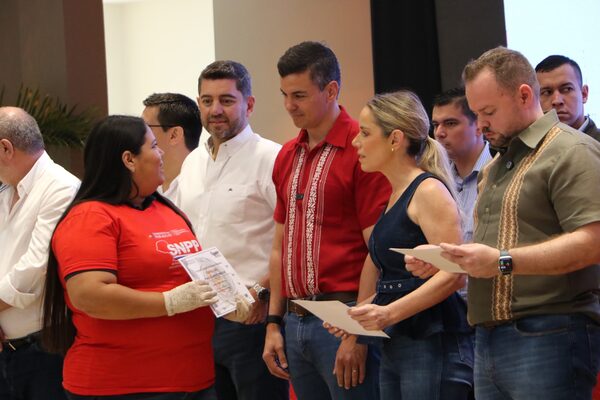 Formación integrada al desarrollo: El presidente Peña entregó títulos profesionales a más de 300 jóvenes de Alto Paraná • PARAGUAY TV