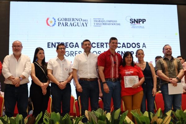 Santiago Peña insta a jóvenes egresados del SNPP a seguir capacitándose para transformar el país - El Trueno