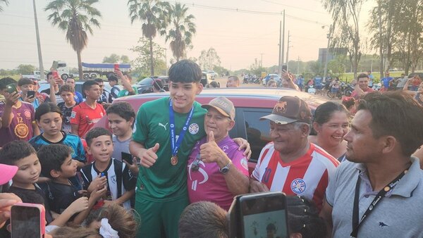 Versus / Arquero campeón con la Albirrojita fue recibido como un héroe en Concepción