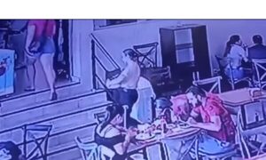 (VIDEO)Graban a una pareja al llevarse billetera ajena