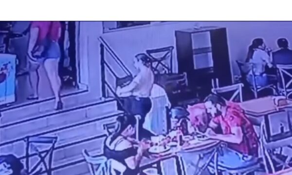 (VIDEO)Graban a una pareja al llevarse billetera ajena