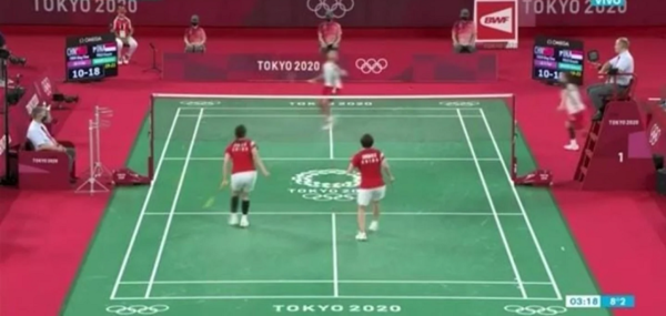 ¡Cambia su raqueta rota en pleno partido y consigue un puntazo!