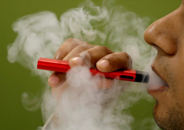 Desde el próximo año, Reino Unido prohibirá venta de vapeadores desechables - Unicanal