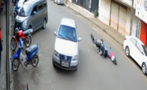 MUJER MUERE TRAS CAER DE UNA MOTOCICLETA