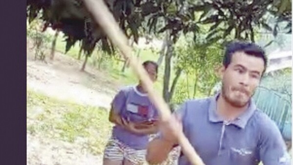 Video: Querían hacer rezo y fueron perseguidas con garrote